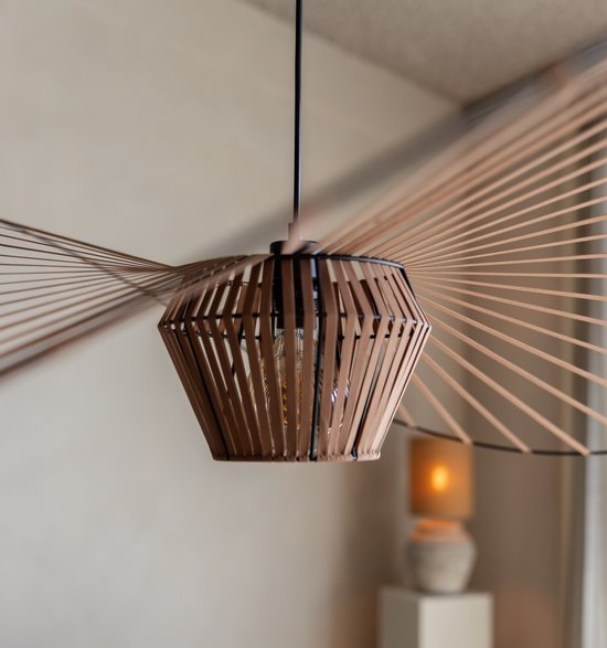 Koperbruin rotan mandje van een hanglamp met dunne spaken.