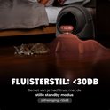 Stille automatische kattenbak met een kat die slaapt op de achtergrond.