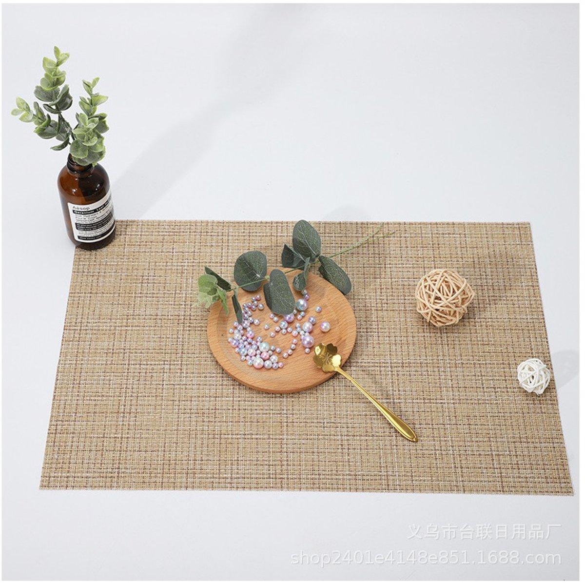 SUNMOOL Placemats - Hittebestendig - Onderleggers Placemats - Makkelijk schoon - Fijngeweven PVC - 30 x 45cm - Beige - 4Stuks