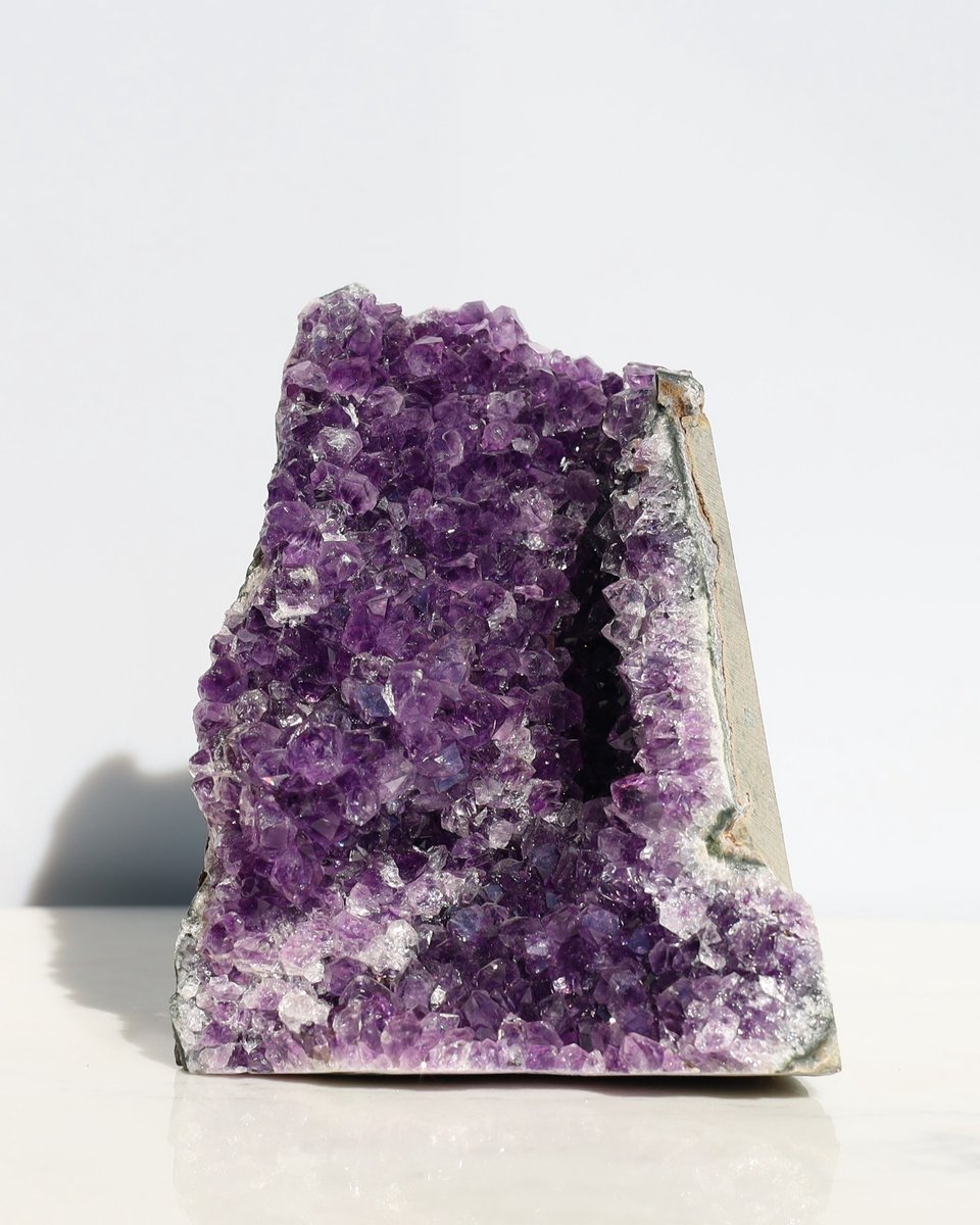 Unique Gemstones - Amethist cut-base - Amethist op standvlak - Edelstenen en Mineralen - Kristallen - Spiritualiteit - Woondecoratie