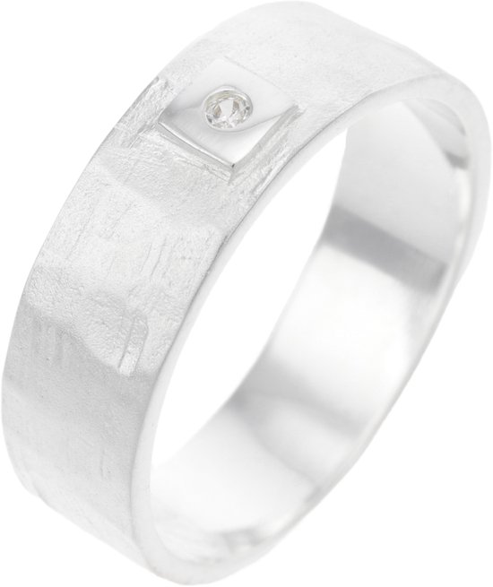 Bague en argent à surface mate avec un cadre carré orné d'une pierre brillante.