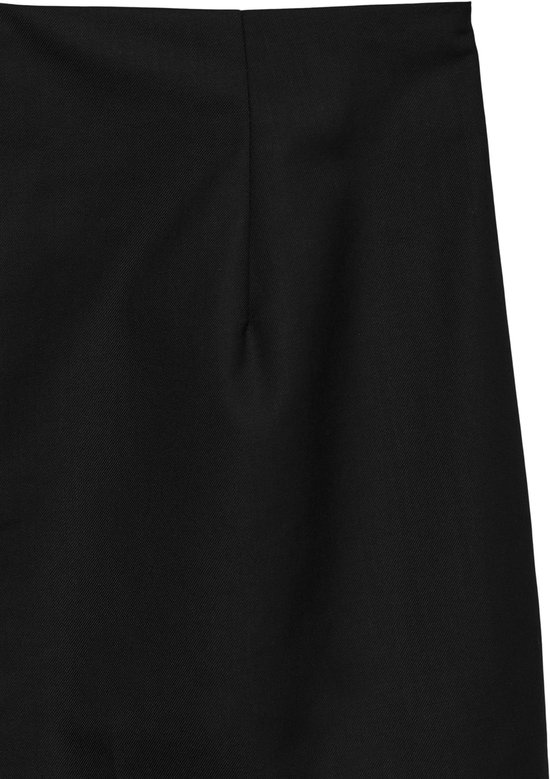 Detail van een zwarte broek met een naad en een klein knoopje.