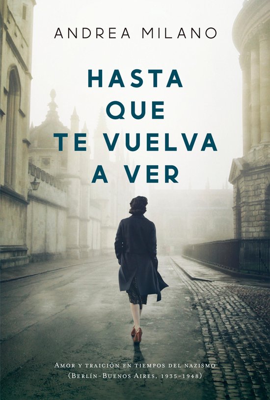 Boekcover 'Hasta que te vuelva a ver' van Andrea Milano. Een vrouw in jas en hoed loopt weg in een mistige straat.