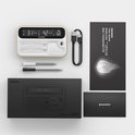 Wit thermometerapparaat, twee sensoren, USB-kabel, handleiding en zwarte geschenkdoos op een donkere achtergrond.