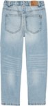Achterkant van een lichtblauwe loose fit jeans met een bruin leren label.