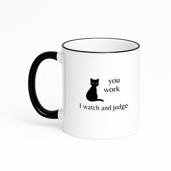 Hacebo® - you work I watch and judge koffiebeker met gekleurde rand zwart - mensen die houden van quotes - thee mok - koffie beker - kat - quotes - verjaardagscadeau - verjaardag - cadeau - kado - geschenk - gift - koffiemok - 330 ML