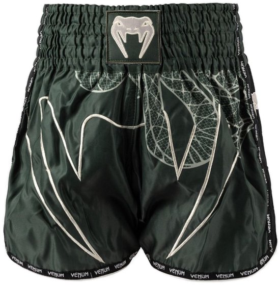Donkergroene Venum Muay Thai shorts met slangenmotief op de voorkant en logo.