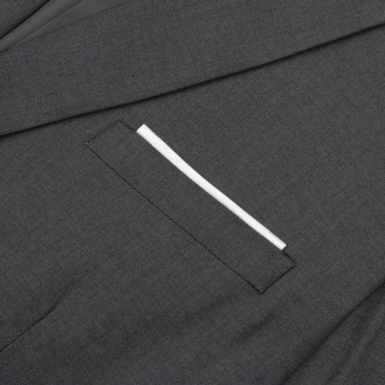 Donkergrijs colbert, close-up van de borstzak met witte bies.