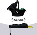 Zwarte kinderwagen-reiswieg met een bijpassende, zwarte autostoel-adapter.