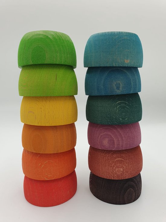 Twee stapels van zes gekleurde houten bakjes. De linker stapel heeft regenboogkleuren rood tot groen. De rechter stapel heeft donkerdere kleuren.