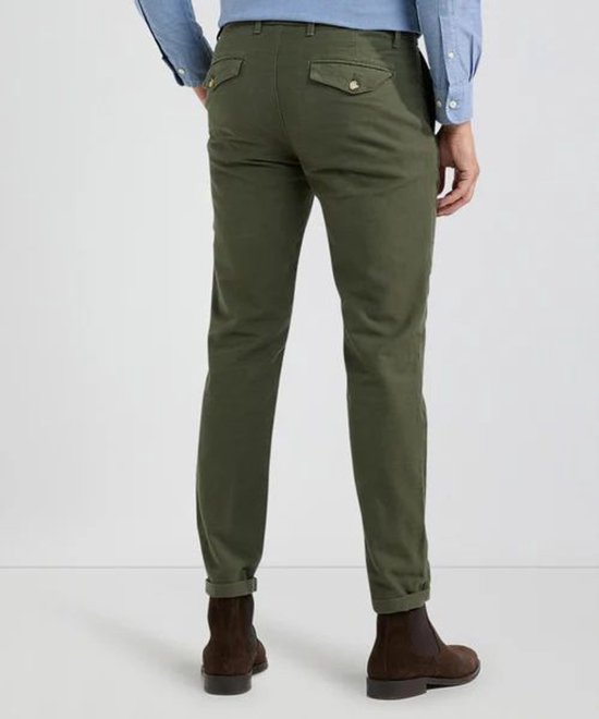 Man van achteren gezien, draagt een opgerolde chino broek van olijfgroen molton.