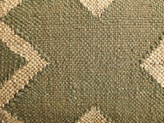 Detailopname van een olijfgroene poef met een ruitpatroon in beige jute.