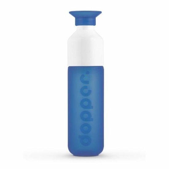 Blauwe Dopper drinkfles met witte bovenzijde en blauwe dop.