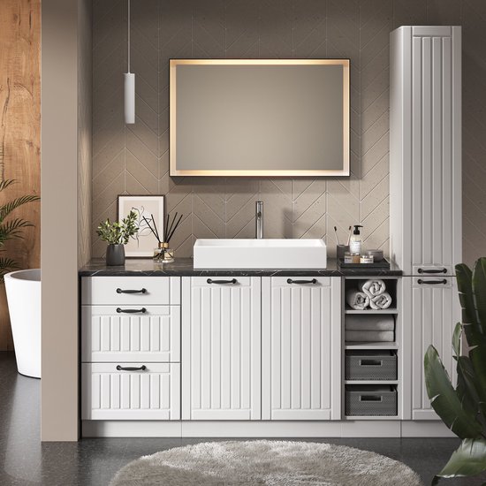 Meuble de salle de bain blanc avec lavabo, miroir et haute armoire. Poignées dorées.