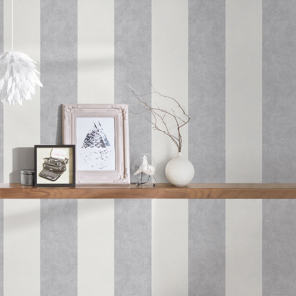 Strepen Behang 322902 | Wit Grijs Behang | Vliesbehang | Bijzonder geschikt voor de Keuken en Slaapkamer | 32290-2 | Ontdek Nu Bij Bricoflor