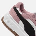 Roze suède Puma sneakers met witte accenten, een zwarte Puma-streep en een witte plateauzool.
