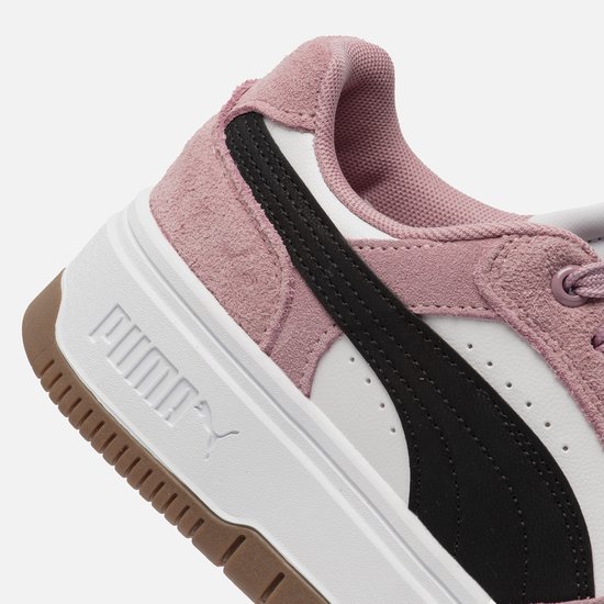 Roze suède Puma sneakers met witte accenten, een zwarte Puma-streep en een witte plateauzool.