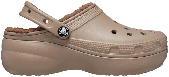 Bruine Crocs klomp met plateauzool en bruine fleece voering. Zijaanzicht. "Crocs" logo zichtbaar.