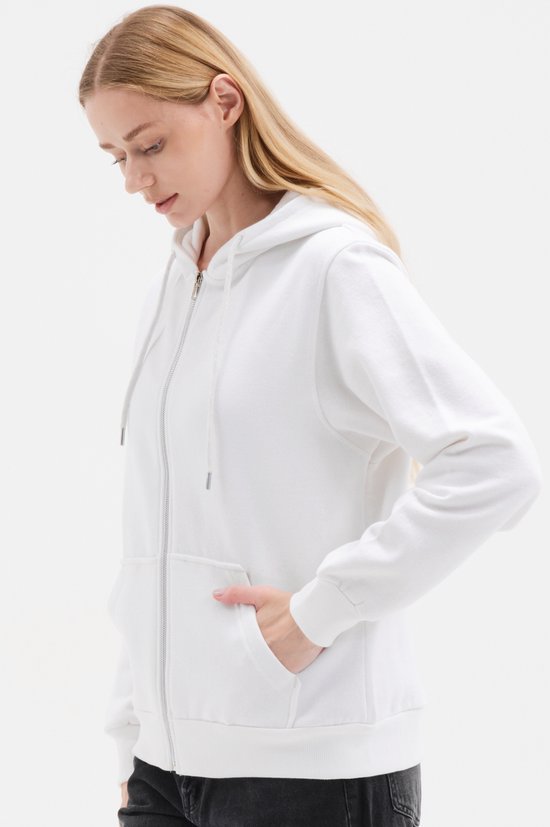 Model zit op een stoel met een witte hoodie met rits en capuchon.