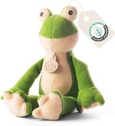 Een zittende, groene kikkerknuffel met beige buik en voeten, met een biologisch certificaat.