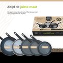 Vijf koekenpannen in verschillende maten (Ø 32cm, 28cm, 28cm, 24cm, 20cm), alle met zwarte handvatten.
