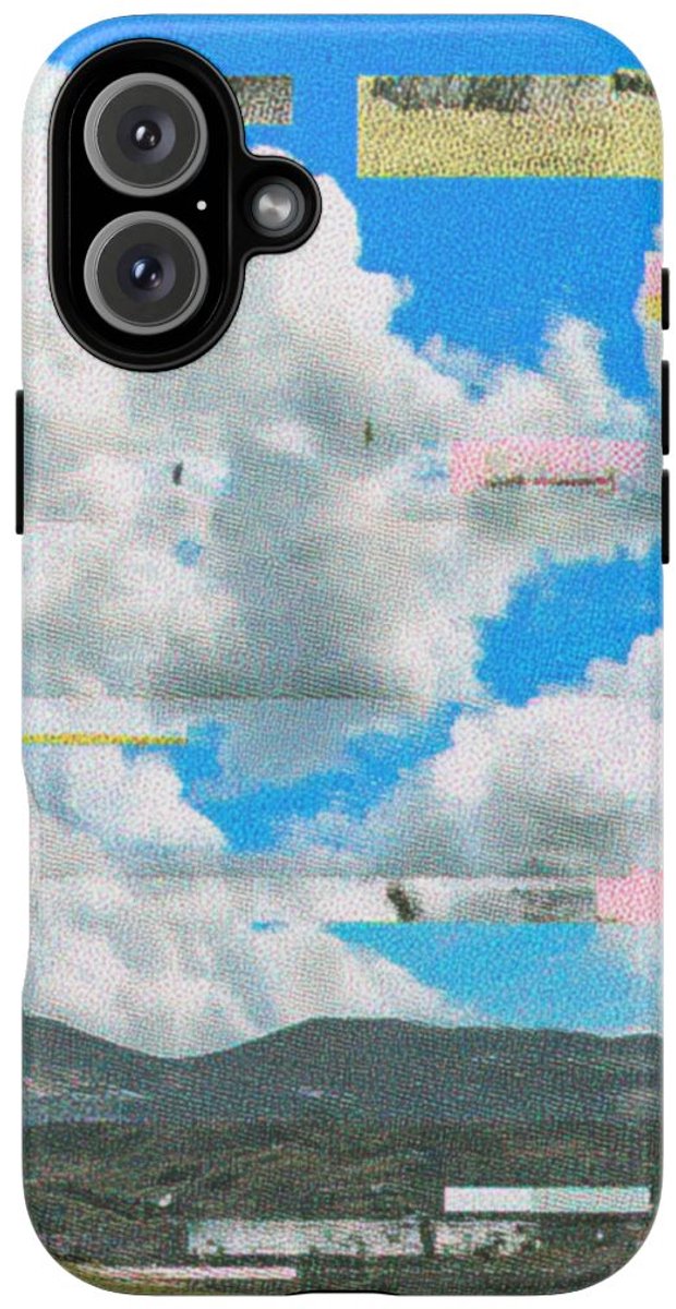Glitch Effect Wolkenlucht met Bergen – Telefoonhoesje Geschikt voor iPhone 16 Plus