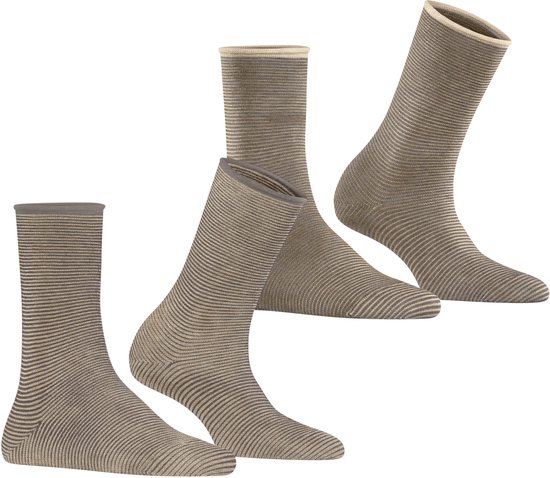 Drie paar dames sokken met fijne horizontale strepen in beige en bruin. De boorden zijn beige en grijs.