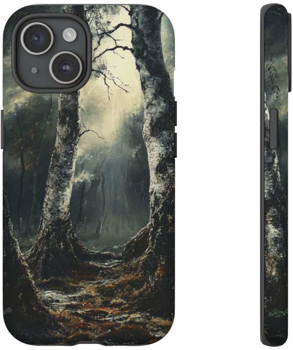Gothische Berkenbomen in Donker Bos – Telefoonhoesje Geschikt voor iPhone 15