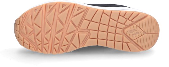 Onderkant van een zwarte sneaker met een bruine zool en een geometrisch patroon.