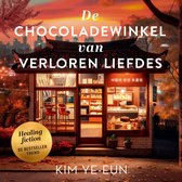 Boekomslag 'De chocoladewinkel van verloren liefdes'. Een gezellige, verlichte chocolaterie met Aziatische architectuur, 'Healing fiction' en 'De bestseller trend'.