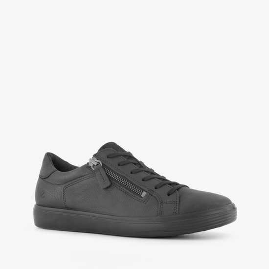 Zwarte leren ECCO sneaker met rits en vetersluiting aan de zijkant, getoond vanuit een hoek.