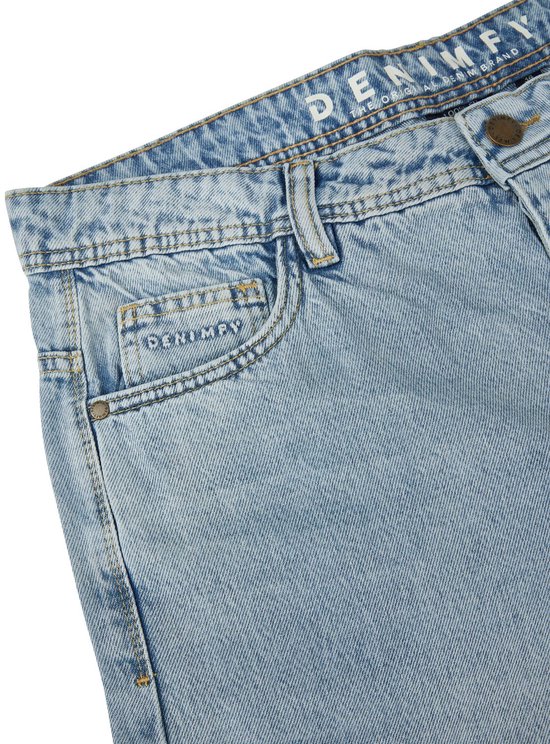 Close-up van de taille en zak van een lichtblauwe jeans met het opschrift DENIMFY aan de binnenkant.