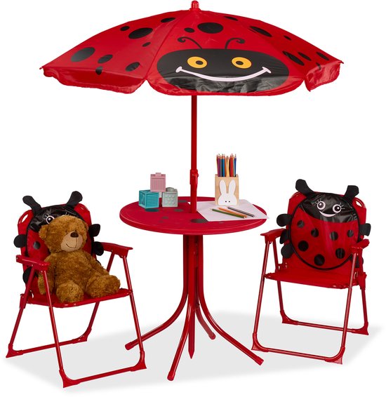 Rode kindertafel met lieveheersbeestjespatroon en twee rode stoeltjes met lieveheersbeestjesrugleuning, met parasol.