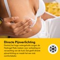 Une femme applique une compresse Medela hydrogel sur sa poitrine. Texte : Soulagement immédiat de la douleur.