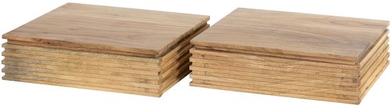 Twee houten kisten op een witte achtergrond, met zichtbare houtnerf en gestapelde lagen.