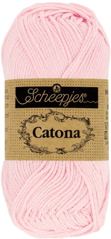 Une pelote de fil Scheepjes Catona de couleur Powder Pink (238), avec une étiquette marron.