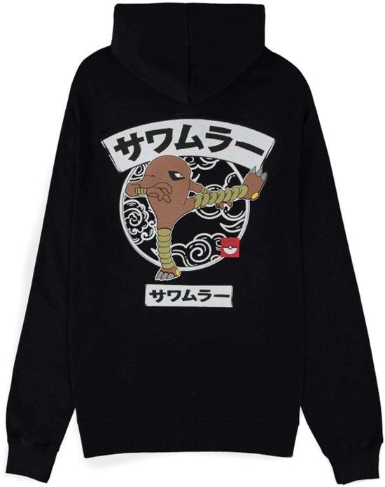 Zwarte hoodie met opdruk van Pokémon Hitmonlee in vechthouding en Japanse tekst.