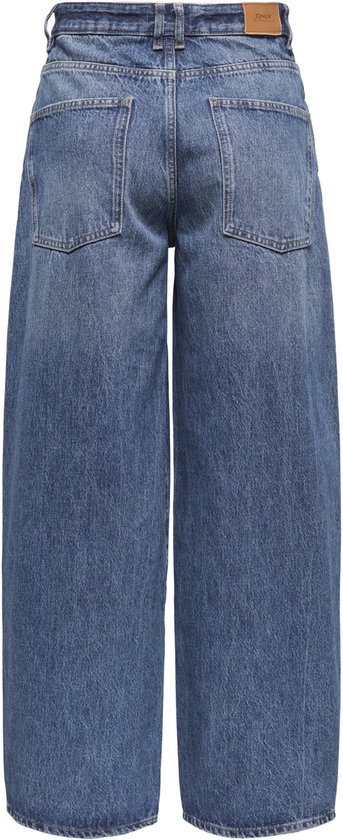 Achterkant van een wijde, middendonkere spijkerbroek met hoge taille. Bruin leren label met 'ONLY' op de achterkant.