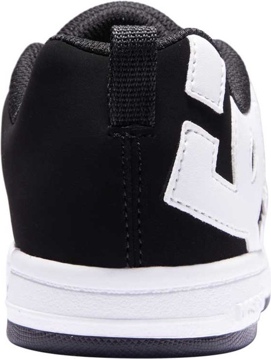 Achterkant van een zwarte DC Shoes sneaker met witte logo's op de zijkant.