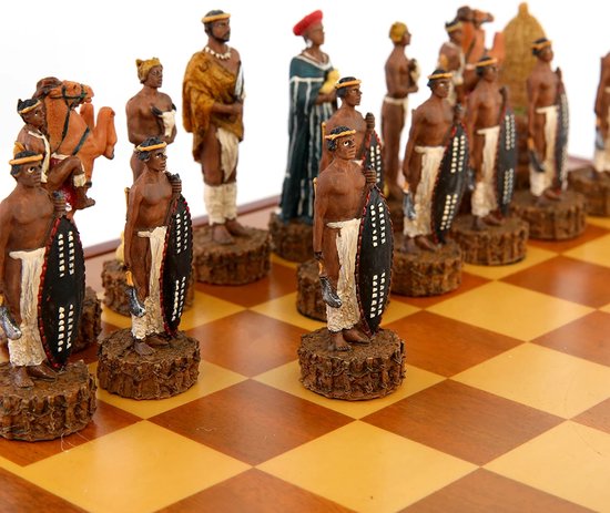 Thumbnail van een extra afbeelding van het spel Luxe Schaakset met Lederen Reliëf Schaakbord - Thema Afrikaanse Zulu Oorlog - 32 Stukken Gemaakt van Hoogwaardige Kwaliteit Resin - Draagbaar - Geschikt voor Reizen - Zeldzaam