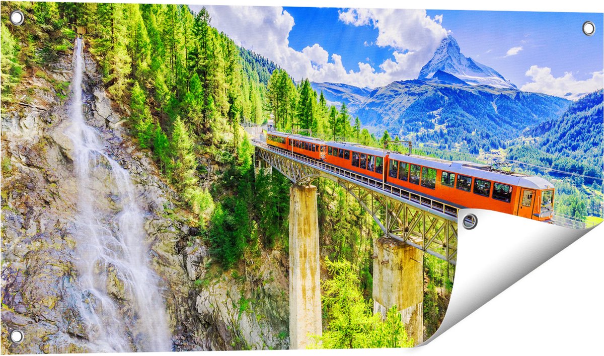 Gards Tuinposter Trein op een Brug bij een Waterval in Zwitserland - 80x40 cm - Tuindoek - Tuindecoratie - Wanddecoratie buiten - Tuinschilderij Multikleur