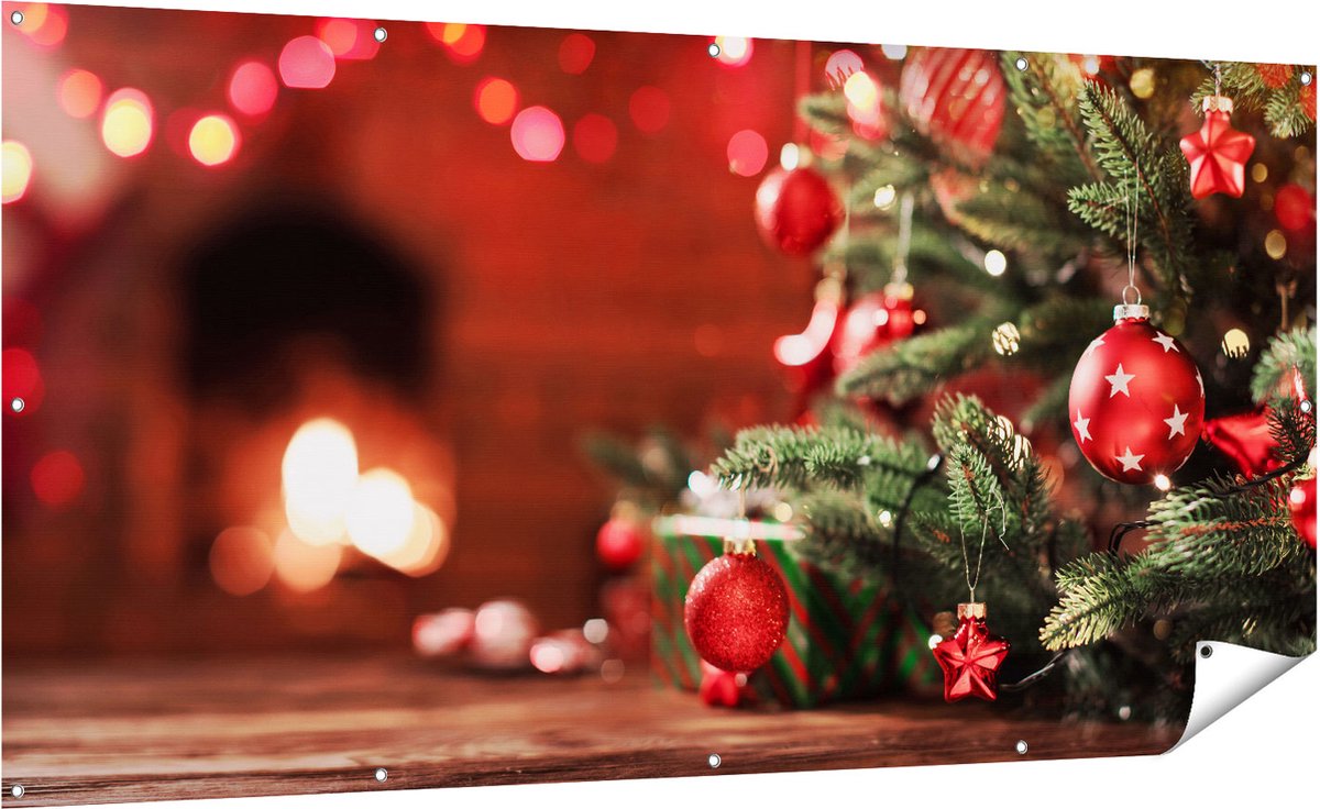 Gards Tuinposter Kerstboom met Rode Lichtjes en Kerstballen - 200x100 cm - Tuindoek - Tuindecoratie - Wanddecoratie buiten - Tuinschilderij Multikleur