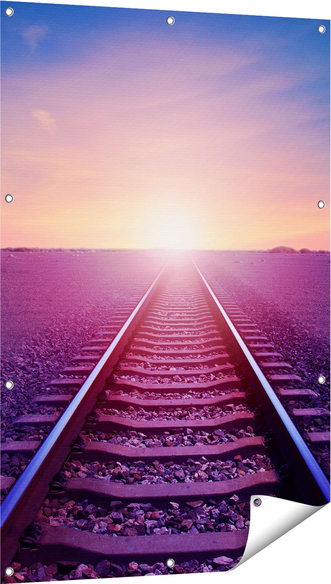 Gards Tuinposter Rails Spoorweg in de Woestijn bij Zonondergang - 80x120 cm - Tuindoek - Tuindecoratie - Wanddecoratie buiten - Tuinschilderij Multikleur