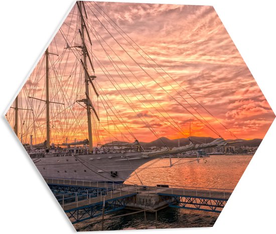 PVC Schuimplaat Hexagon - Groot Wit Zeilschip Aangemeerd in Havendorpje - 50x43.5 cm Foto op Hexagon (Met Ophangsysteem)