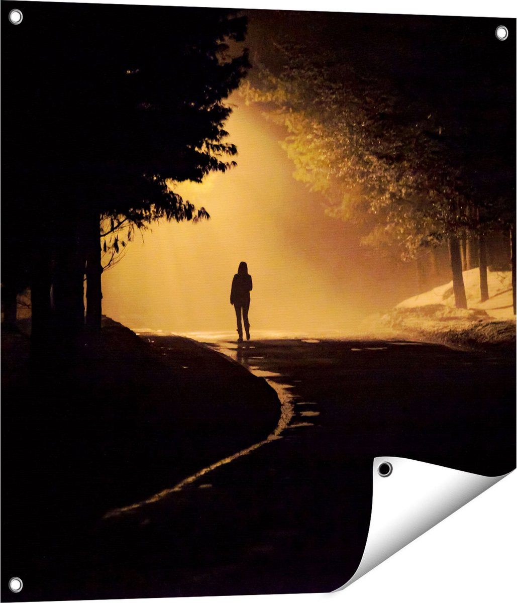 Gards Tuinposter Persoon op een Donkere Weg in het Bos - 70x70 cm - Tuindoek - Tuindecoratie - Wanddecoratie buiten - Tuinschilderij Multikleur