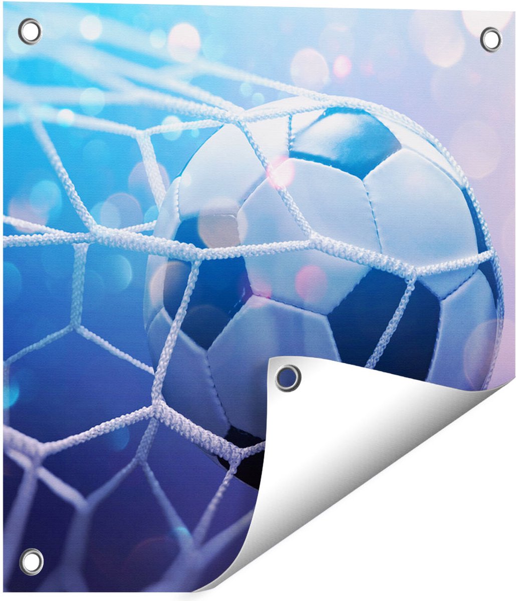 Gards Tuinposter Voetbal Bal Door het Goal Heen - 40x40 cm - Tuindoek - Tuindecoratie - Wanddecoratie buiten - Tuinschilderij Multikleur