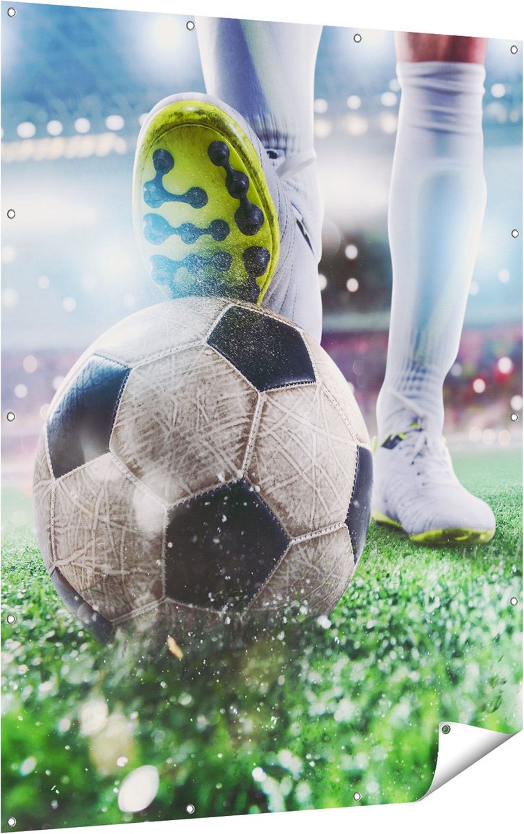 Gards Tuinposter Voetbalspeler met de Bal in het Stadion - 120x160 cm - Tuindoek - Tuindecoratie - Wanddecoratie buiten - Tuinschilderij Multikleur