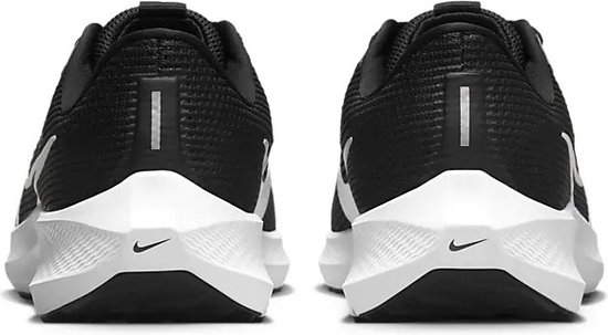Zwarte Nike hardloopschoenen, achterkant, met witte zolen en Nike logo's.