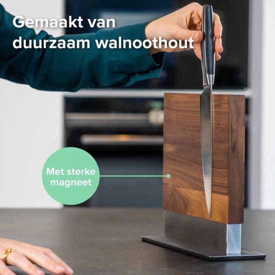 Vrouw plaatst mes in walnotenhouten messenblok met RVS voet. Tekst: "Gemaakt van duurzaam walnoothout", "Met sterke magneet".