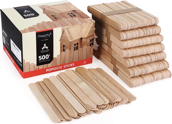 Een doos met 500 Magicfly houten ijslollystokjes en gestapelde stokjes, met een stapel losse stokjes ervoor.